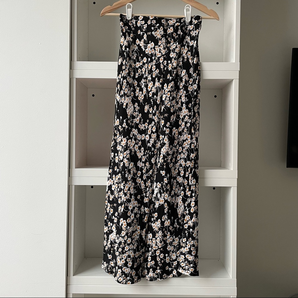 Olivaceous maxi skirt. Floral design.